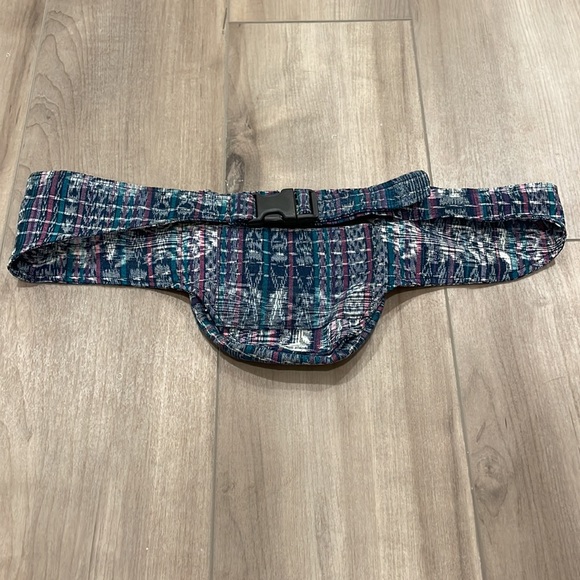 Adorable adjustable Belt Bag!! Excellent Condition - Picture 3 of 8